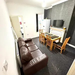 Guest house Three Rose Manor At Warwick Road Near Airport 